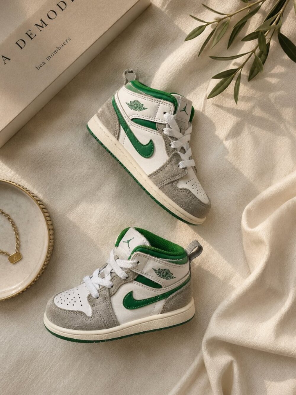 Nike Air Jordan 1 Mid SE Toddler Sneakers White / Green / Grey Suede Size 8C